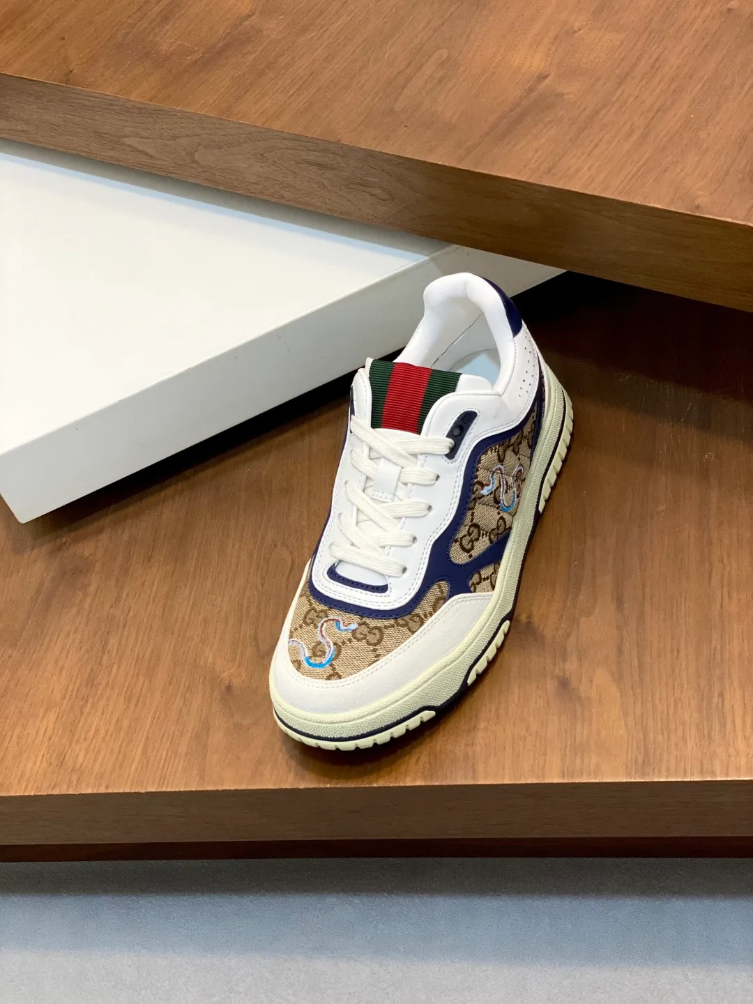 Men's Shoes 💰660 𝐆𝐮𝐜𝐜𝐢 𝐑𝐞-𝐖𝐞𝐛 As the first sneaker created by Sabato De Sarno for Gucci, the Re-Web series reinterprets the brand's classic stripes and sets off the modern silhouette design with bold and unique details. These shoes are crafted from white leather. This new sneaker is ingeniously decorated with many of the brand's classic details, and is equipped with a bright red and green webbing tongue, which will make people fall in love at first sight. White leather treated with a special process for softness and luster, with an embossed grainy texture. Script Gucci logo and interlocking G web label with Interlocking G and script Gucci logo. Rubber outsole with interlocking G detail eyelets. Web tongue. Size: 39-44 (customized for sizes 38 and 45)